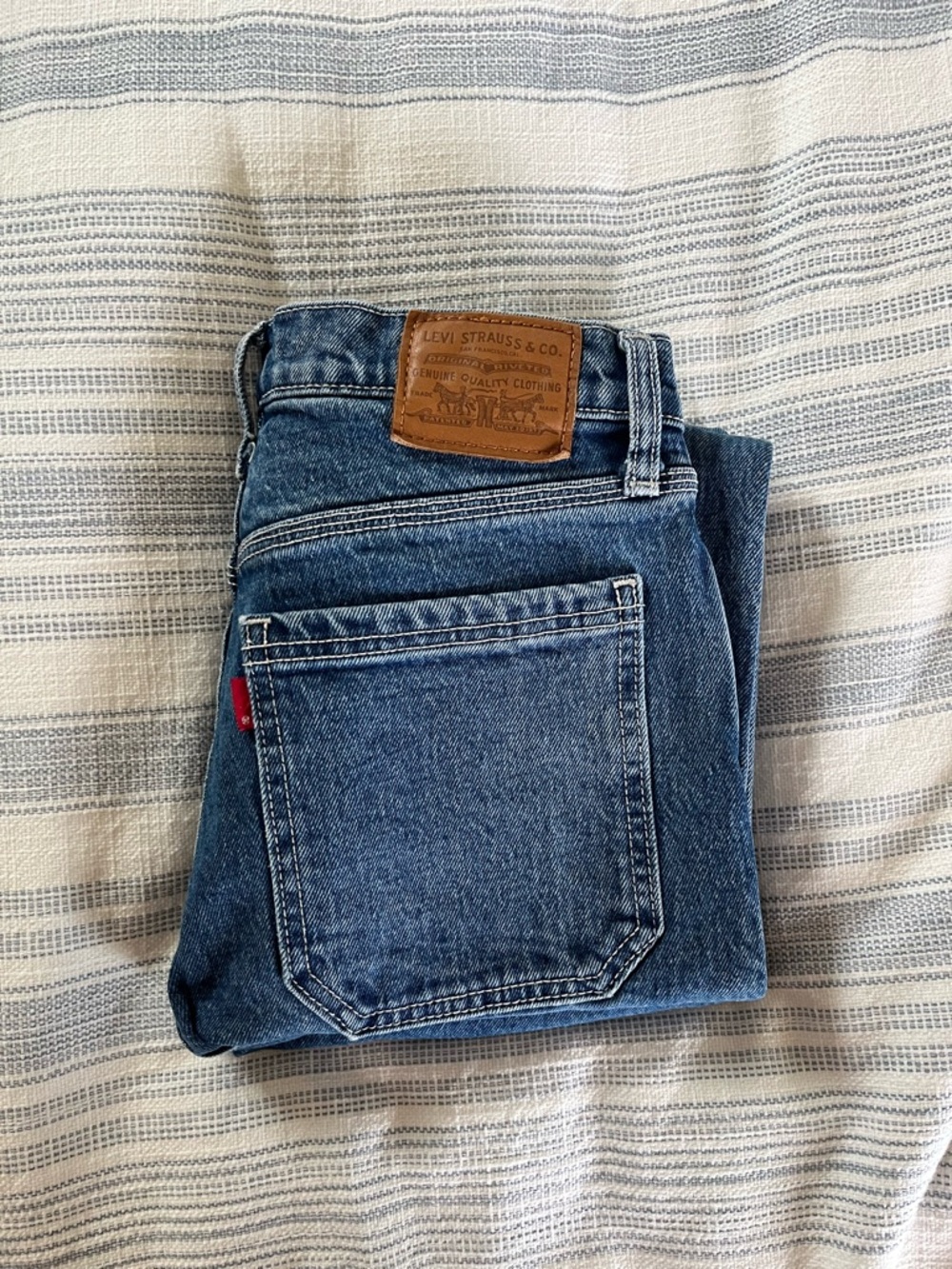 Levi's Women’s Medium Blue Straight Jeans with Levi Leather Logo